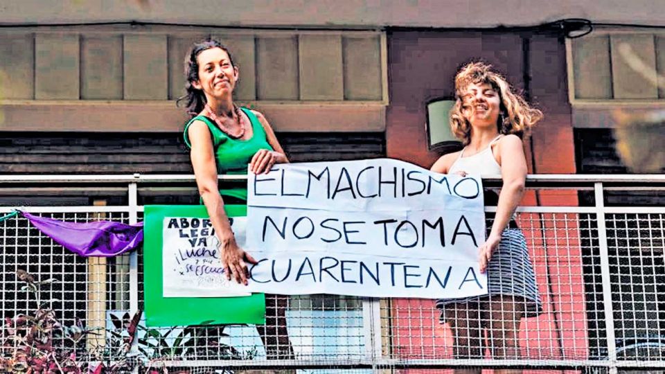 Femicidios. la protesta por los crímenes de género llegó a los balcones.