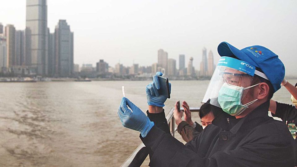 Wuhan. Al fondo, la ciudad donde tuvo su origen la pandemia que está amenazando a todo el planeta.