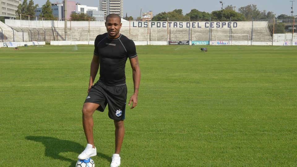 VIVIR EN EL ESTADIO. La dirigencia alba lo hospedó en las instalaciones del club y entrena todas las tardes en soledad.