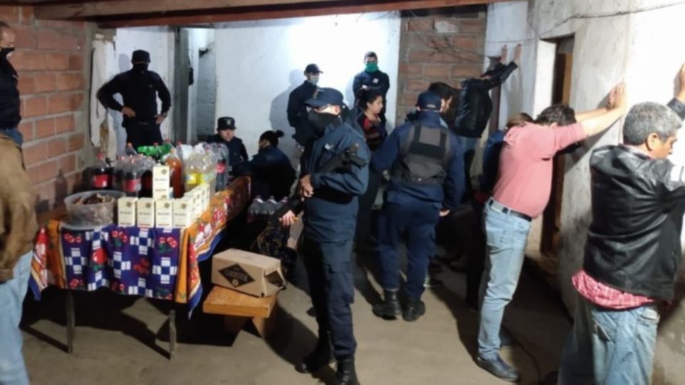 Con cajas de vino y cerveza, detuvieron a un intendente por romper la cuarentena para ir a comer un asado.