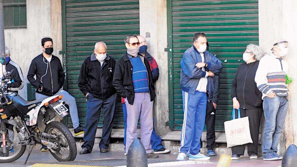 Distanciamiento social. El autor plantea que lo que se ve en la calle no debe tener un correlato político y económico.