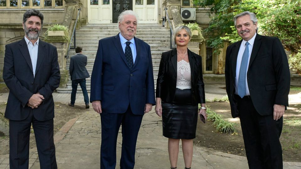 Pascual Fidelio, titular del Malbrán, junto a Ginés González García y el presidente Alberto Fernández.