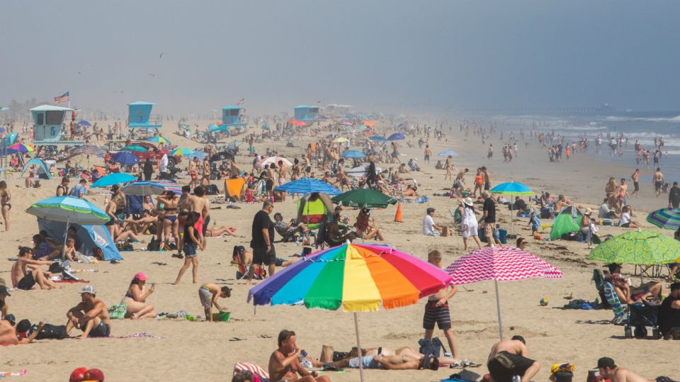 Estados Unidos: la gente va a las playas de California