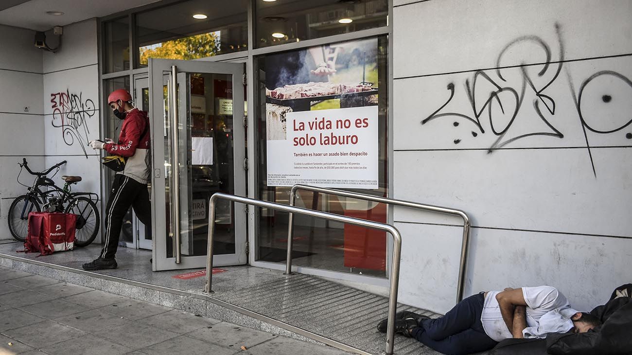 Escenas de la vida cotidiana en el día 38 del aislamiento preventivo obligatorio en la ciudad de Buenos Aires.