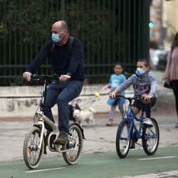Habitantes de varias ciudades del mundo salen a las calles, gracias a los paseos de esparcimiento permitidos, aunque controlados. | Foto:AFP