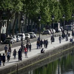 Habitantes de varias ciudades del mundo salen a las calles, gracias a los paseos de esparcimiento permitidos, aunque controlados. | Foto:AFP