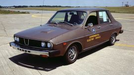 El cambio de un sistema naftero a uno eléctrico implicó que el Renault 12 pasara a pesar 1.429 kilos.