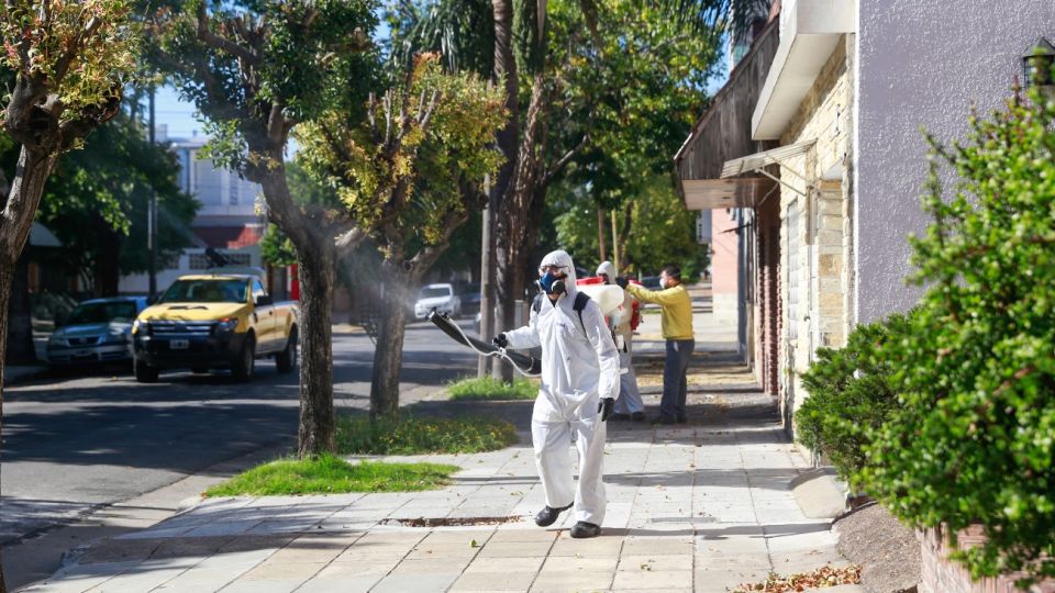 Tareas de fumigación contra el mosquito en espacios públicos de CABA