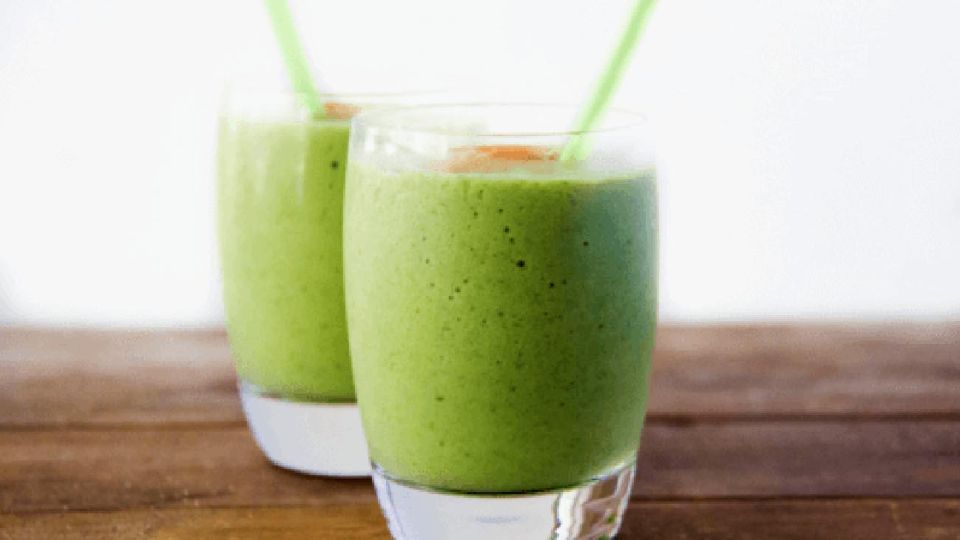 las frutas y verduras son las mejores aliadas: no solo son nutritivas y brindan saciedad sino que combinados con una sesión de yoga pueden ayudar a sentirse mejor.