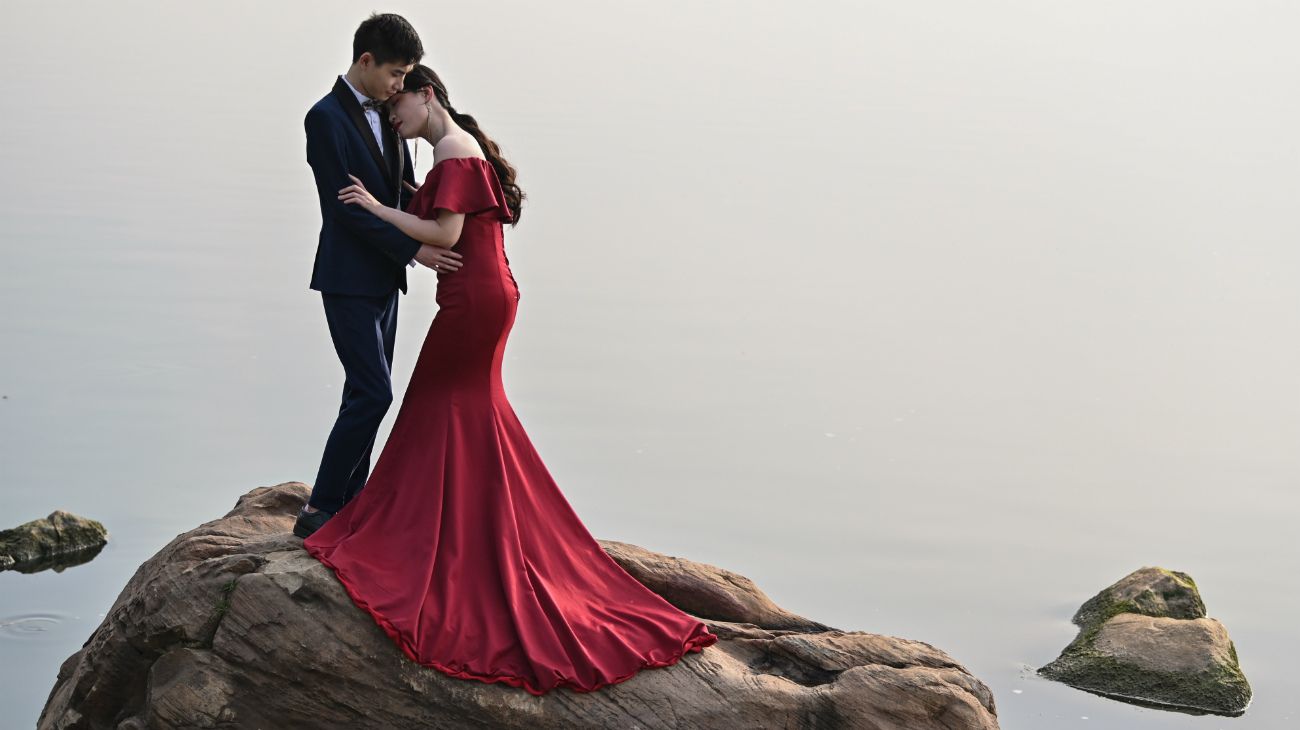 Una pareja de recién casados se fotografía junto al lago East en Wuhan, China, el 21 de abril