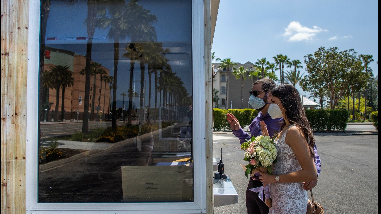 El registro civil de Anaheim,  condado de Orange, Callifornia, ideó un lugar en el estacionamiento del Honda Center para casarse