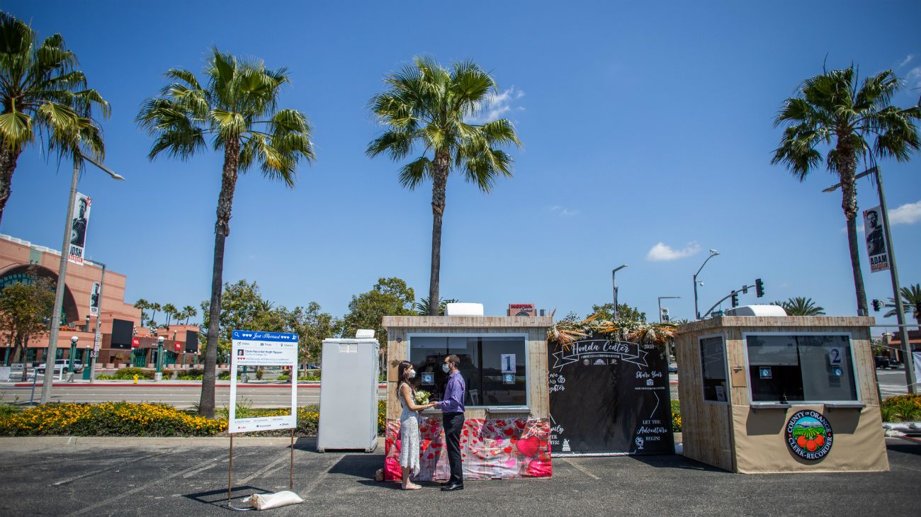 El registro civil de Anaheim,  condado de Orange, Callifornia, ideó un lugar en el estacionamiento del Honda Center para casarse