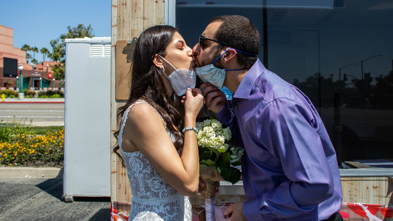 Beso y brindis pero sin boda: Ellos viven en Las Vegas y tenían fecha para casarse el 21/4, pero no pudieron