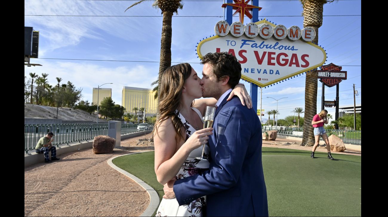 Beso y brindis pero sin boda: Ellos viven en Las Vegas y tenían fecha para casarse el 21/4, pero no pudieron