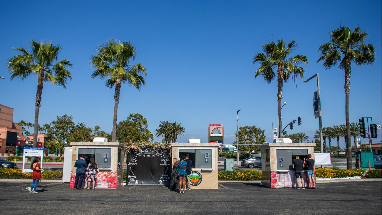 El registro civil de Anaheim,  condado de Orange, Callifornia, ideó un lugar en el estacionamiento del Honda Center para casarse