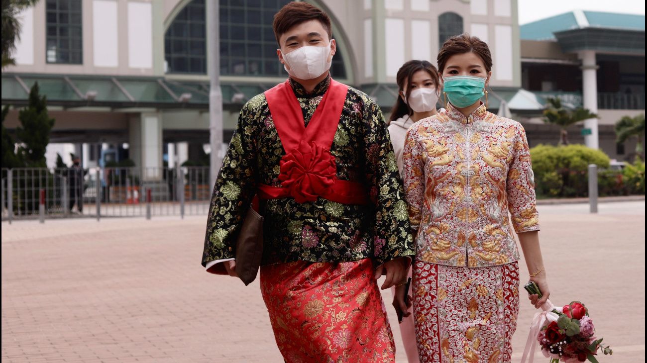 Una pareja de recién casados el 29 de marzo en Hong Kong, China