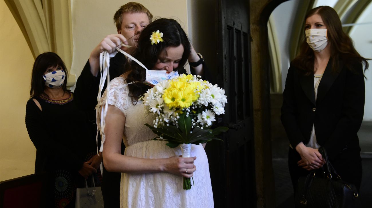 Pareja recién casada sale del Olomuc City Council en Olomuc, República Checa, el 21 de abril