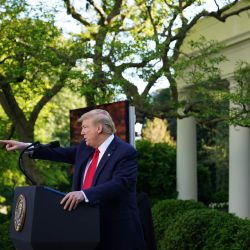 El presidente de los Estados Unidos, Donald Trump, habla durante una conferencia de prensa sobre el nuevo coronavirus, COVID-19, en el jardín de rosas de la Casa Blanca en Washington, DC, el 27 de abril de 2020. (Foto de MANDEL NGAN / AFP) | Foto:AFP