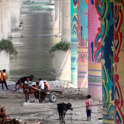 India. Local residents are seen under Shastri Bridge during a government-imposed nationwide lockdown as a preventive measure against the COVID-19 coronavirus, in Allahabad on April 28, 2020. (Photo by SANJAY KANOJIA / AFP) | Foto:AFP