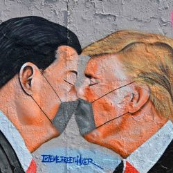 Una pintura mural de la artista de graffiti Eme Freethinker presenta imágenes del presidente estadounidense Donald Trump (R) y el primer ministro chino Xi Jinping con cubiertas faciales en Berlín el 28 de abril de 2020 en medio de la nueva pandemia de coronavirus COVID-19. (Foto por John MACDOUGALL / AFP) | Foto:AFP