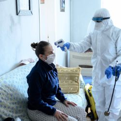 Los trabajadores de salud ayudan a una mujer que dio positivo por el nuevo coronavirus COVID-19, en Bagcilar en Estambul, el 28 de abril de 2019, en Estambul. (Foto por Bulent Kilic / AFP) | Foto:AFP