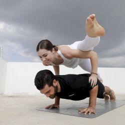 El instructor de yoga ebanés Rabih el-Medawar, de 29 años, practica Acroyoga con su esposa ucraniana, instructora de yoga y coreógrafa profesional, Alona Aleksandrova, de 24 años, en el techo de su edificio de apartamentos en el distrito Ain El-Remmaneh de Beirut el 27 de abril de 2020 epidemia de virus coronavirus (COVID-19). (Foto por JOSEPH EID / AFP) | Foto:AFP