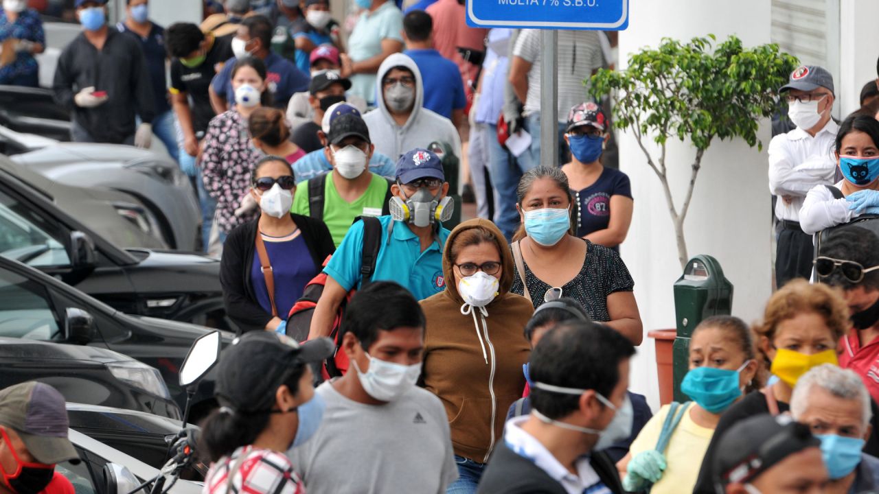 Las personas usan máscaras faciales mientras esperan en la fila frente a un banco en Guayaquil el 28 de abril de 2020. - Ecuador reportó 24,258 casos de COVID-19 hasta el momento, incluidas 871 muertes, más 1,212 muertes de personas sospechosamente infectadas. (Foto por JOSE SANCHEZ LINDAO / AFP) | Foto:AFP