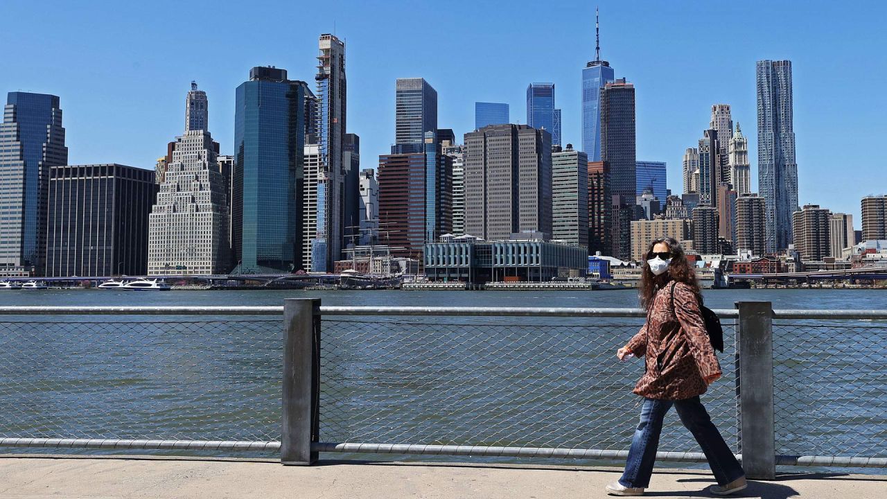 Una mujer camina con una máscara en medio de la pandemia de coronavirus en el Brooklyn Bridge Park el 28 de abril de 2020 en el distrito de Brooklyn de la ciudad de Nueva York. La Organización Mundial de la Salud declaró el coronavirus (COVID-19) una pandemia global el 11 de marzo. Al Bello / Getty Images / AFP | Foto:AFP