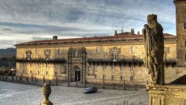 El hostal de los Reyes Católicos es uno de los más antiguos de España y está en Santiago de Compostela.