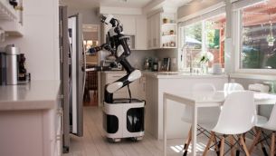 Toyota entrena a robots para ayudar a las personas en sus casas