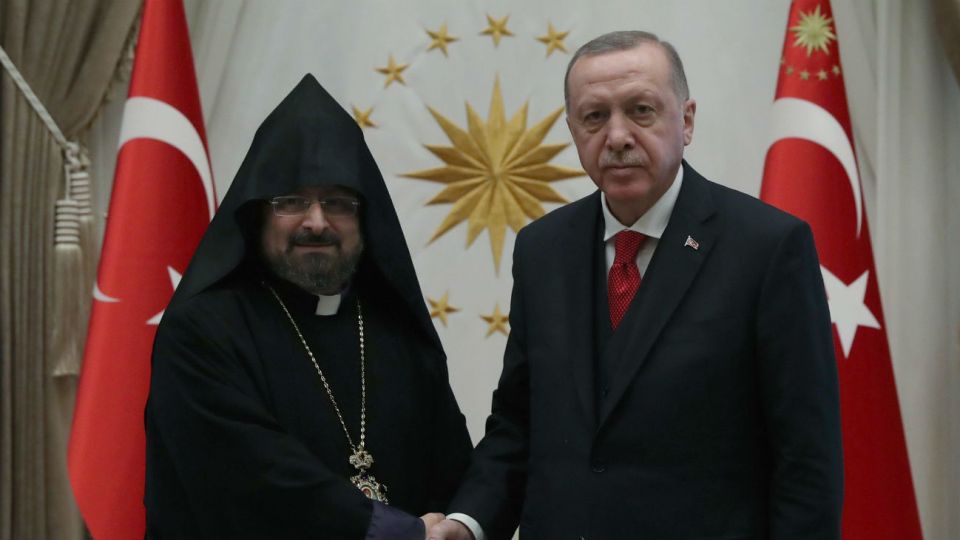 El presidente turco Erdogan con el patriarca armenio en Turquía, Sahak Mashalyan, en enero de este año.