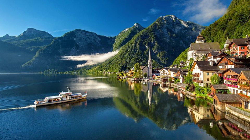 Hallstatt (Austria). Sus paisajes helados en invierno y coloridos en verano, siempre repletos de turistas –muchos asiáticos, por cierto- pasaron de la congestión humana a la desolación.