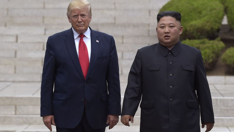 Kim Jong Un con Trump y con Xi Jinping.