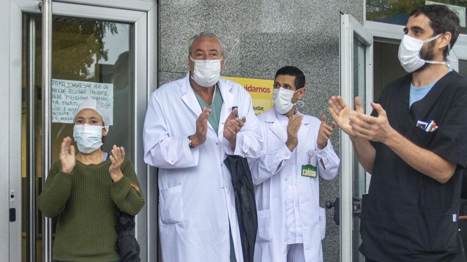 Personal de la salud del Hospital Ramos Mejia protesta en reclamo de insumos para atender la pandemia de coronavirus simultáneamente ocurre en las puertas de distintos hospitales públicos de la Ciudad de Buenos Aires.