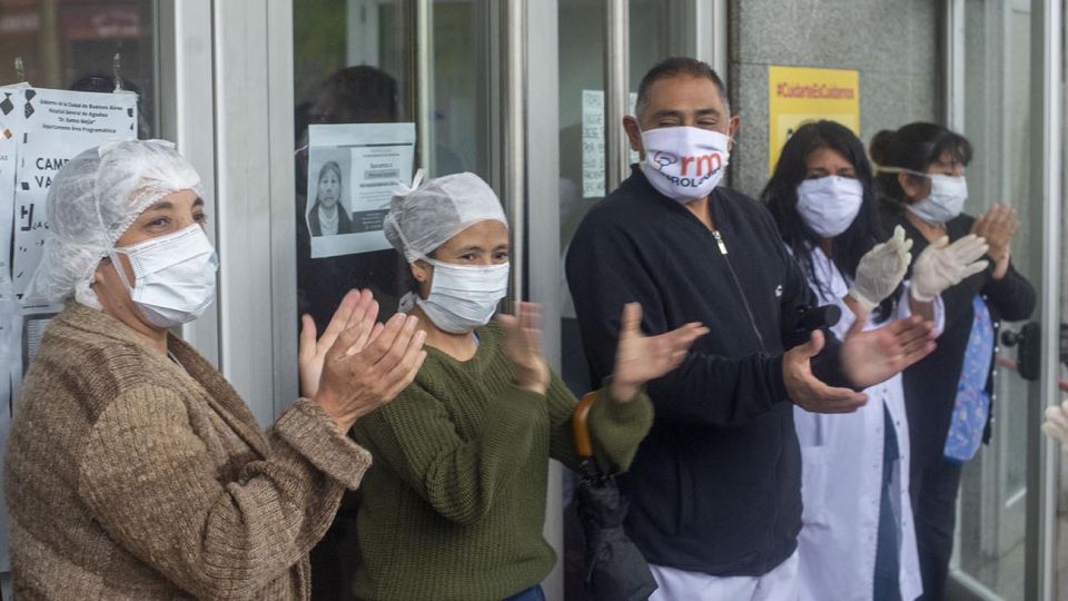 Personal de la salud del Hospital Ramos Mejia protesta en reclamo de insumos para atender la pandemia de coronavirus simultáneamente ocurre en las puertas de distintos hospitales públicos de la Ciudad de Buenos Aires.
