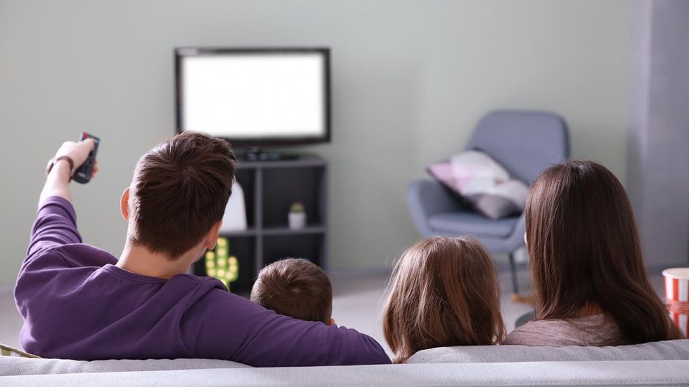 Familia mirando TV 20200428