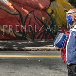 En el marco de la cuarentena y aunque tomando precauciones, se puede  ver más gente en las calles, de compras o trabajando. | Foto:Juan Ferrari
