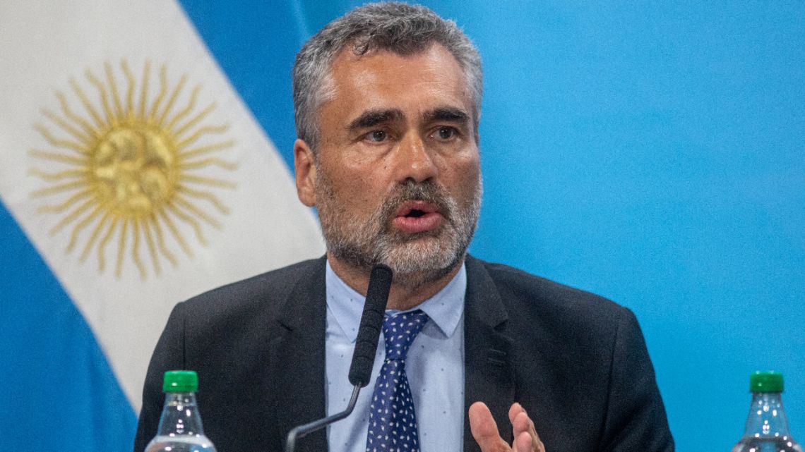 The Government is considering to pay another ‘Ingreso Familiar de Emergencia’ of 10 thousand pesos next May, which would be added to the one paid this month, and adjust again by decree pensions and retirements, said today the head of the ANSES, Alejandro Vanoli. 