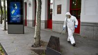 Se desinfectan las calles de Madrid como prevención para el coronavirus.