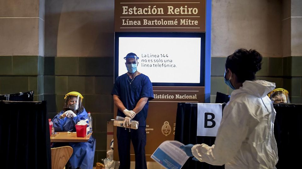 El Ministerio de Salud realizó testeos serológicos en la estación de Retiro.