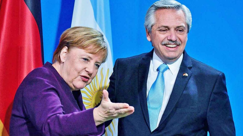 Angela Merkel con Alberto Fernández durante la gira europea de febrero