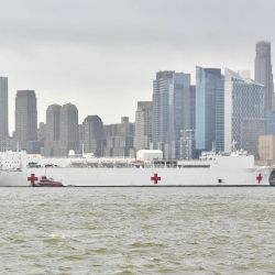 NUEVA YORK - 30 DE ABRIL: El USNS Comfort sale hacia su puerto de origen de Norfolk, Virginia, el 30 de abril de 2020 en la ciudad de Nueva York. El buque hospital de 1,000 camas llegó por primera vez a la ciudad el 30 de marzo. Michael Loccisano / Getty Images / AFP | Foto:AFP