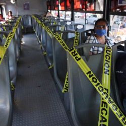 Los viajeros viajan en un autobús con asientos marcados para mantener el distanciamiento social como medida preventiva contra la propagación del nuevo coronavirus COVID-19, en Oaxaca, México, el 29 de abril de 2020. (Foto de PATRICIA CASTELLANOS / AFP) | Foto:AFP