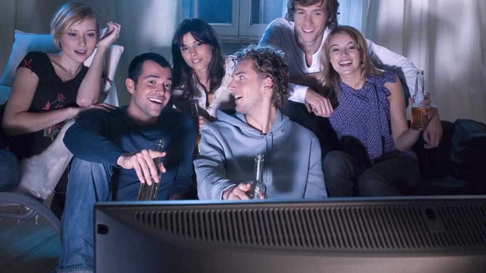 jóvenes mirando tv