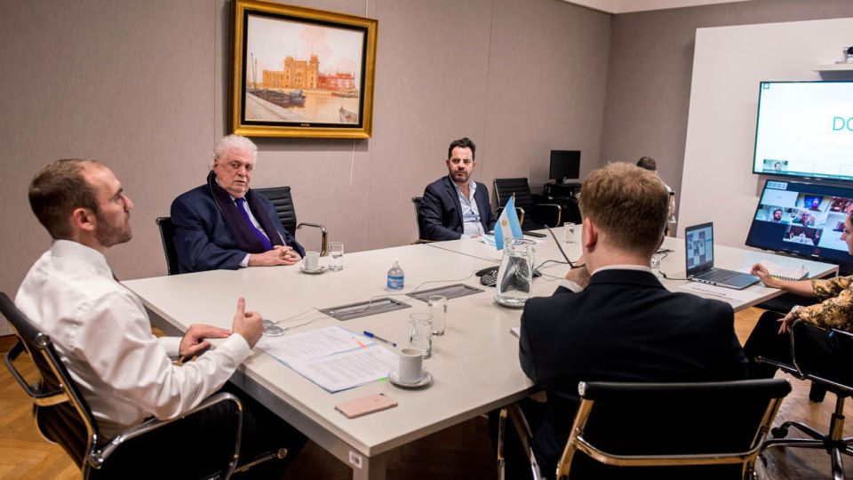 El ministro de Economía, Martín Guzmán, junto a su par de Salud, Ginés González García mantuvieron hoy una videoconferencia con directivos de la Unión Industrial Argentina
