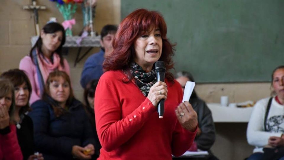 Silvia da charlas a los internos de los penales bonaerenses.