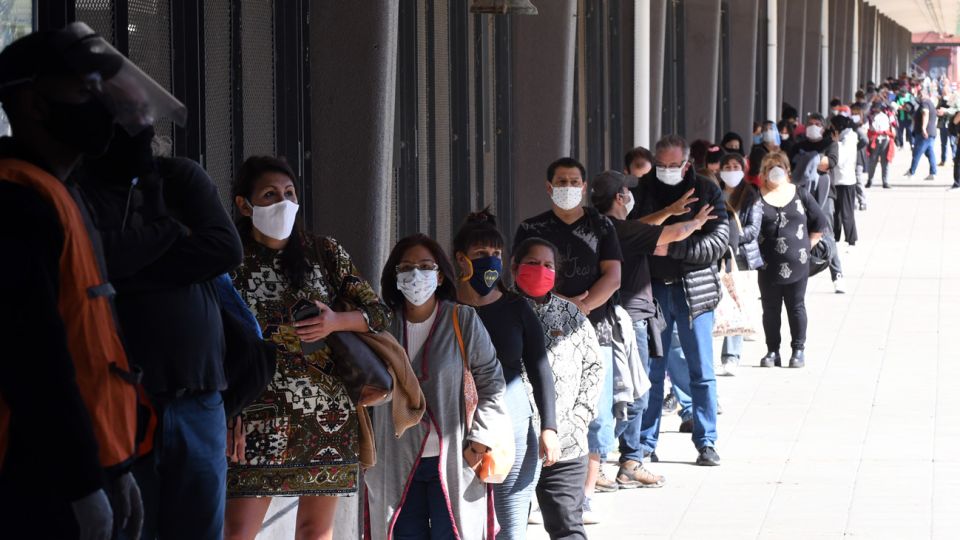 Una larga fila de personas aguardaban en Estación Once para hacerse el test