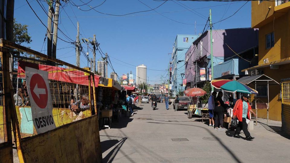 La ayuda alimentaria y los casos de coronavirus vienen en ascenso en los barrios vulnerables