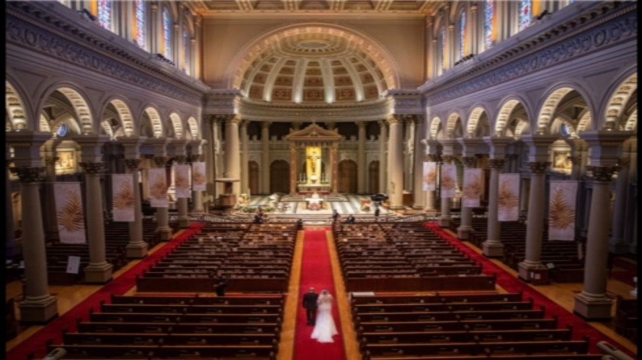 A pesar del coronavirus, en San Francisco, esta pareja se casó y llenó la iglesia con fotos de los invitados.