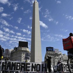 Miembros de la organización social Polo Obrero marchan hacia la Plaza de Mayo con pancartas durante una manifestación del 1 de mayo en Buenos Aires, Argentina, el 1 de mayo de 2020. - Argentina fue clausurada por el gobierno contra la propagación del nuevo coronavirus, COVID- 19 desde el 20 de marzo. (Foto de JUAN MABROMATA / AFP) | Foto:AFP